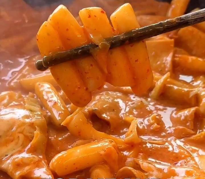 gochujang tomato soup with cheesy rice cakes